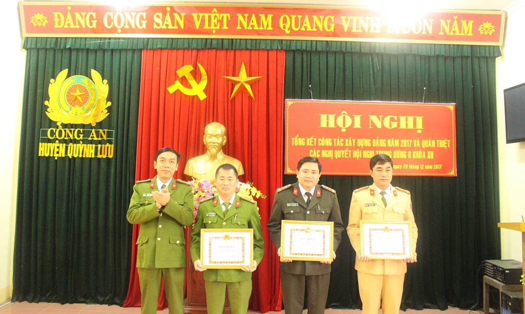 Đ/c Trung tá Tạ Đình Tuấn, Bí thư Đảng ủy, Trưởng Công an huyện tặng Giấy khen 