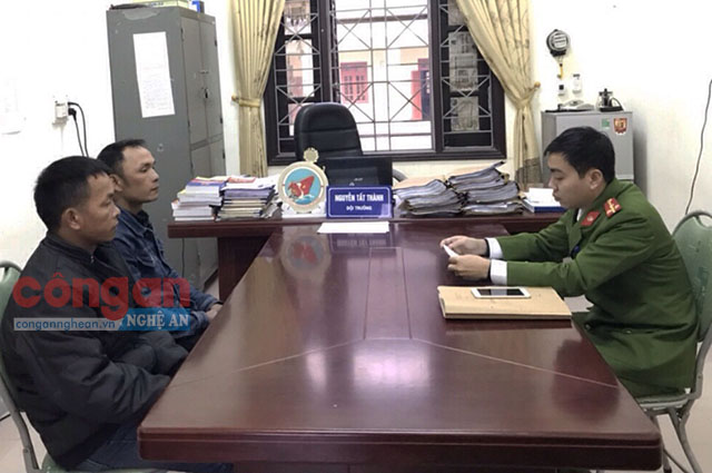 Cán bộ điều tra Công an huyện Anh Sơn lấy lời khai 2 đối tượng Nguyễn Hữu Hiền và Nguyễn Hữu Diệu