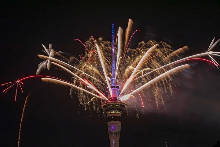 Pháo hoa rực sáng trên bầu trời Auckland, New Zealand trong lễ đón Năm mới 2018. Ảnh: AFP