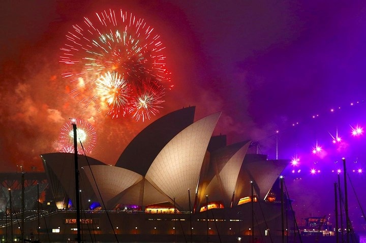 Nhà hát Opera Sydney, Australia cũng lung linh trong đêm pháo hoa. Ảnh: Reuters