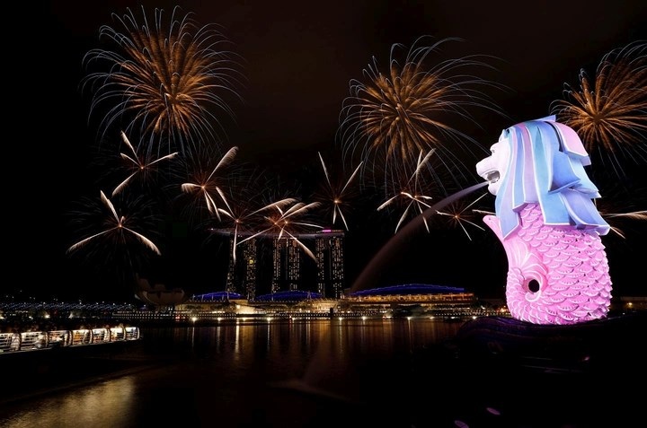 Vinh Marina, Singapore đẹp rực rỡ trong đêm cuối cùng của năm 2017. Ảnh: Reuters