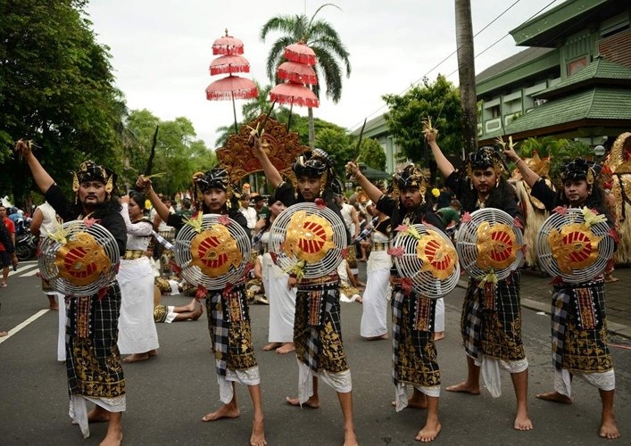 Người dân Bali, Indonesia tham gia một điệu múa mừng Năm mới. Ảnh: AFP