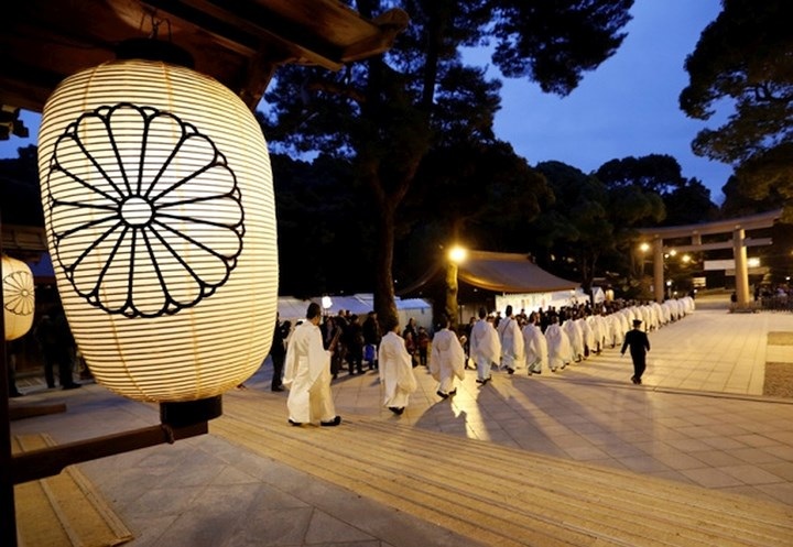 Các tu sĩ dòng Thần đạo tại Nhật Bản tham dự nghi lễ đón Năm mới tại đền Meiji. Ảnh: Reuters