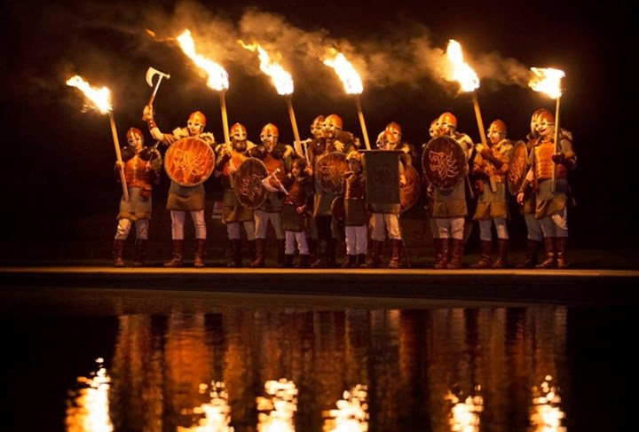 Một nhóm người Scotland giả làm chiến binh Vikings trong lễ rước đuốc đón Năm mới tại Endinburg. Ảnh: Reuters