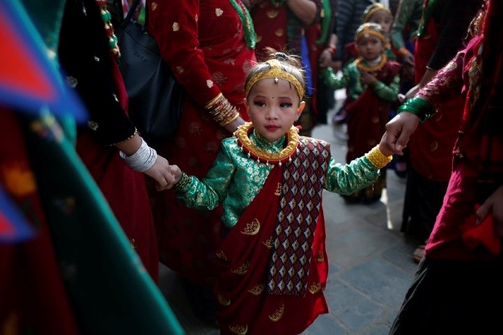Bé gái Nepal tham gia lễ diễu hành mừng Năm mới tại Kathmandu. Ảnh: Reuters