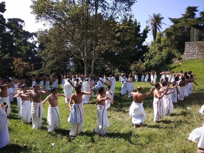 Người dân bộ lạc Kota nhảy múa mừng đón Năm mới 2018. Ảnh: PTI