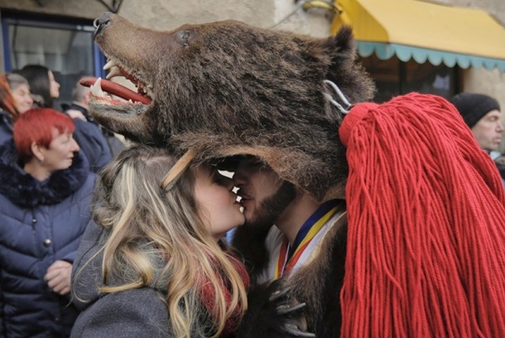Một thanh niên Romania hôn bạn gái ngay trước thềm Năm mới 2018. Ảnh: AP