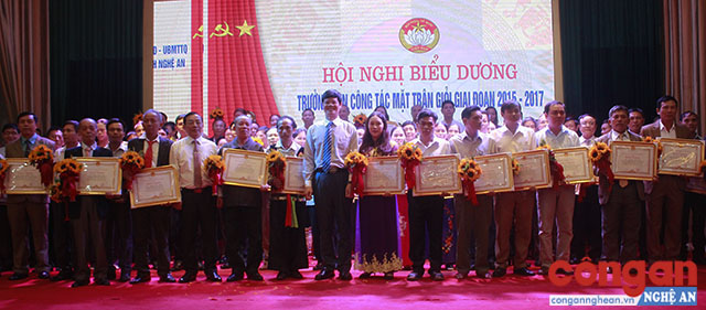 Đồng chí Lê Xuân Đại, Phó Chủ tịch Thường trực UBND tỉnh và lãnh đạo Ủy ban MTTQ tỉnh khen thưởng các Trưởng ban Công tác mặt trận giỏi giai đoạn 2015 - 2017