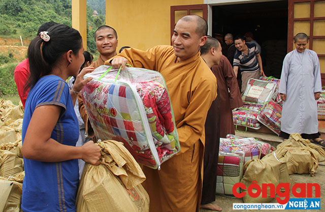 Tích cực tham gia các hoạt động từ thiện, nhân đạo là dấu ấn nổi bật của Phật giáo Nghệ An trong những năm qua