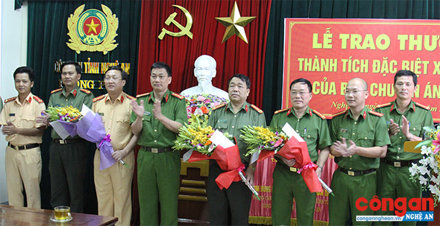Đồng chí Đại tá Nguyễn Mạnh Hùng, Phó Giám đốc, Thủ trưởng cơ quan CSĐT Công an tỉnh khen thưởng Ban chuyên án 606S