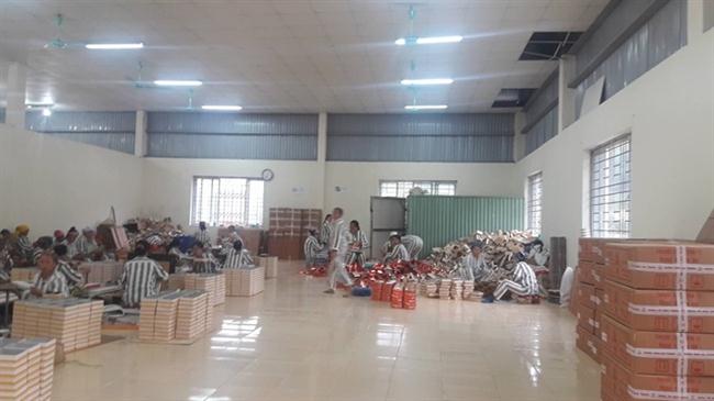 Các phạm nhân Trại giam Tân lập trong giờ lao động sản xuất.