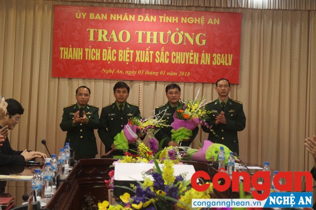  Đồng chí Đại tá Trần Hải Bình – Chỉ huy trưởng Bộ chỉ huy Biên phòng Tỉnh trao thưởng cho Ban chuyên án 364LV