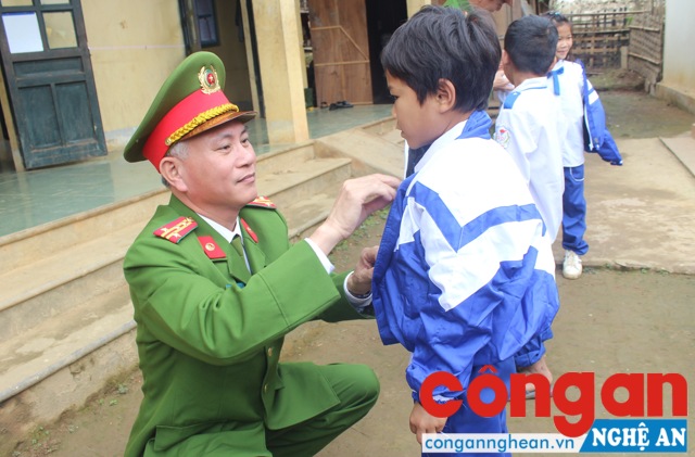 Những chiếc áo ấm được lãnh đạo và cán bộ chiến sĩ Phòng CSHS tận tay mặc cho các em học sinh