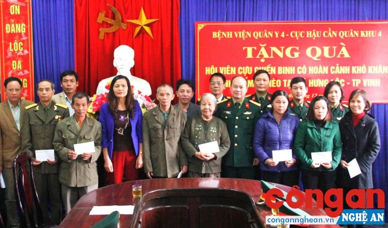 Bệnh viện Quân y 4 tặng quà cho hội viên cựu chiến binh có hoàn cảnh khó khăn, bị bệnh hiểm nghèo tại xã Hưng Lộc, TP Vinh