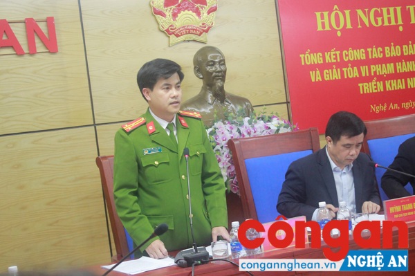 Thượng tá Nguyễn Đức Hải- Phó Giám đốc Công an tỉnh phát biểu về kết quả công tác huy động lực lượng công an trong công tác bảo đảm TTATGT