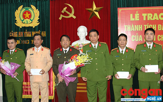Đồng chí Đại tá Nguyễn Mạnh Hùng, Phó Giám đốc Công an tỉnh, Thủ trưởng cơ quan CSĐT trao thưởng cho đại diện Ban chuyên án