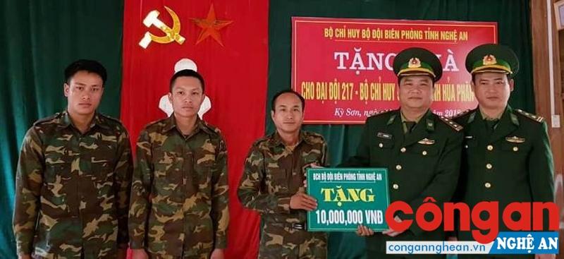  Được sự ủy quyền của Bộ chỉ huy BĐBP tỉnh Nghệ An, Ban chỉ huy Đồn Biên phòng Mỹ Lý trao tặng số tiền 10 triệu đồng cho Đại đội Biên phòng 217