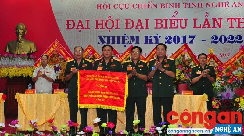 Ban chấp hành Trung ương Hội Cựu chiến binh Việt Nam trao tặng Cờ “Đơn vị xuất sắc trong phong trào thi đua năm 2017” cho Hội Cựu chiến binh tỉnh Nghệ An