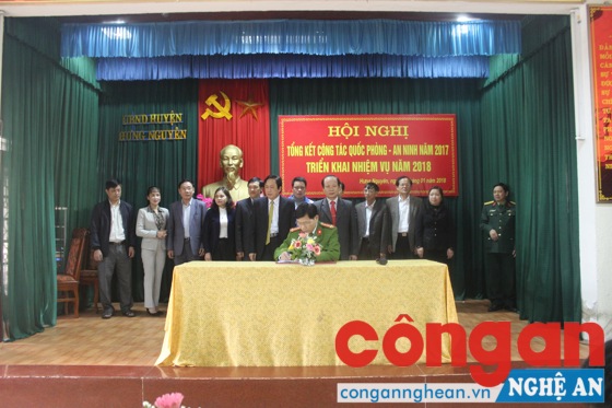 Đồng chí Đại tá Lê Văn Thái, Trưởng Công an huyện Hưng Nguyên ký kết kế hoạch phối hợp thực hiện nhiệm vụ đảm bảo QP-AN năm 2018