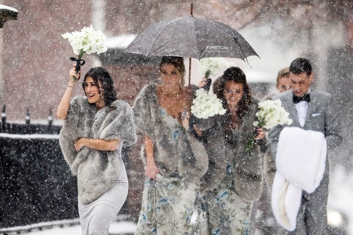 Đám cưới trong mưa tuyết lạnh tại Philadelphia. Ảnh: AP
