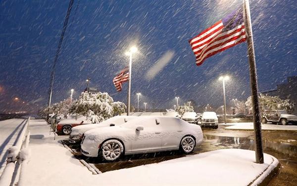 Tuyết phủ trắng một salon bán xe hơi tại Jackson. Ảnh: AP