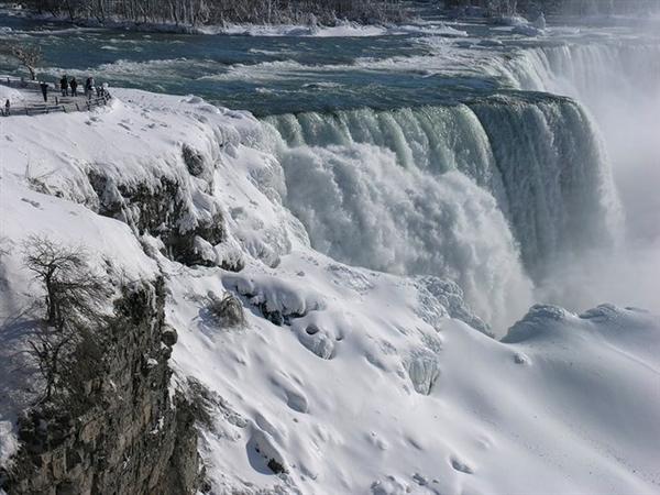 Thác Niagara ở New York chìm trong tuyết trắng. Ảnh: EPA
