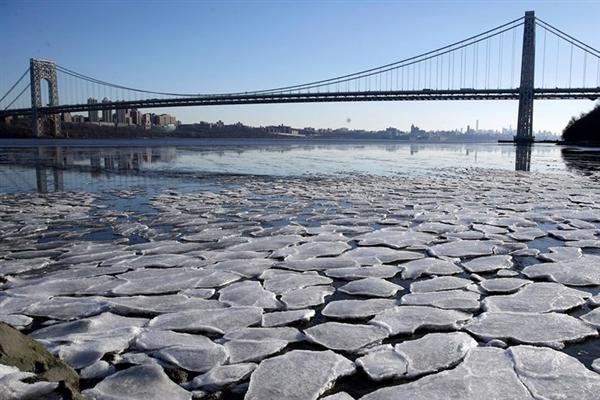 Tuyết đóng băng trên sông Hudson đoạn chảy dưới chân cầu George Washington. Ảnh: AP