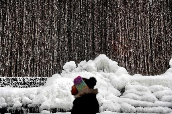 Một đứa trẻ đi trong mưa tuyết tại Atlanta. Ảnh: AP