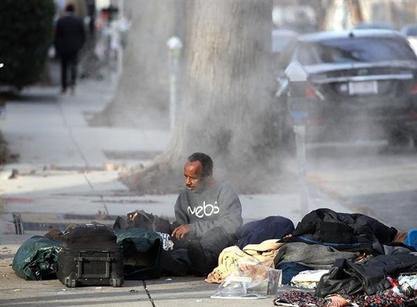 Giá rét khủng khiếp khiến một người vô gia cư tại Washington D.C phải rất vất vả để giữ ấm bản thân. Ảnh: Getty