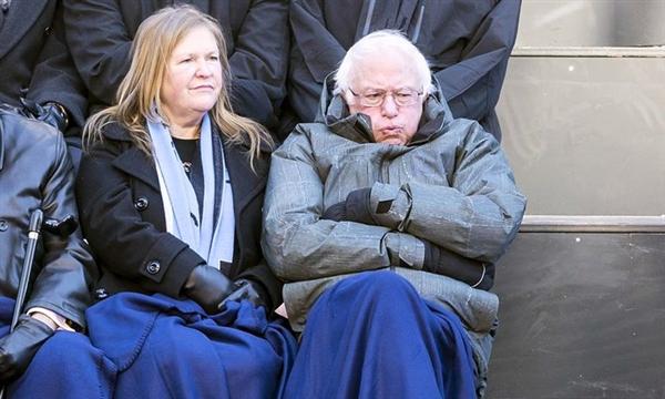 Giá lạnh khiến nghị sĩ đảng Dân chủ Bernie Sanders (ngoài cùng bên phải) co ro khi tham dự lễ tuyên thệ nhậm chức nhiệm kỳ 2 của Thị trưởng New York Bill de Blasio.