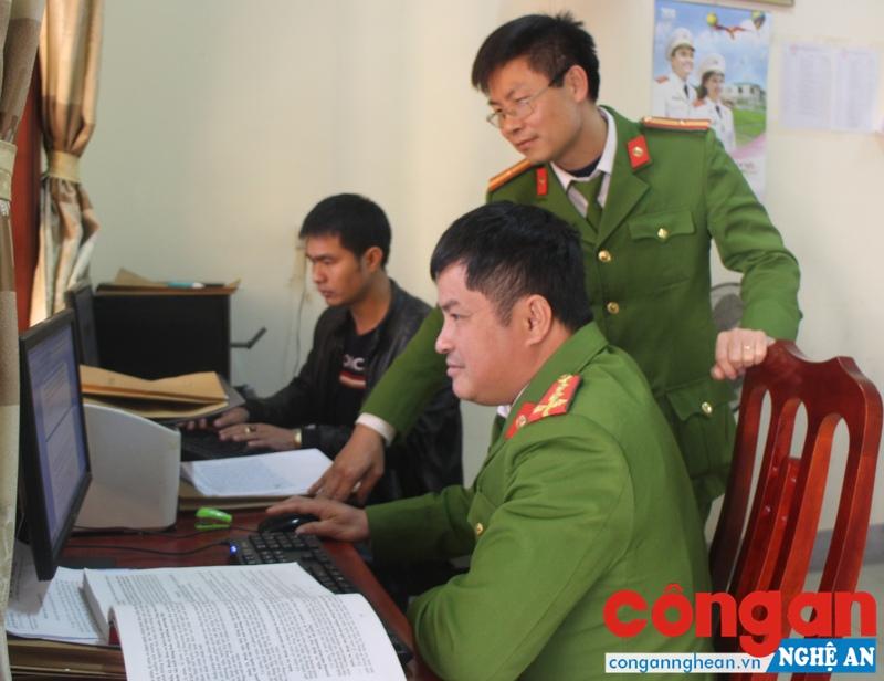  Đội Cảnh sát ĐTTP về Kinh tế, Ma túy Công an huyện Diễn Châu trao đổi về phương án đấu tranh với tội phạm ma túy