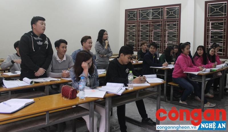 Một buổi học tiếng Việt của các bạn du học sinh Lào tại Trường ĐH Vinh