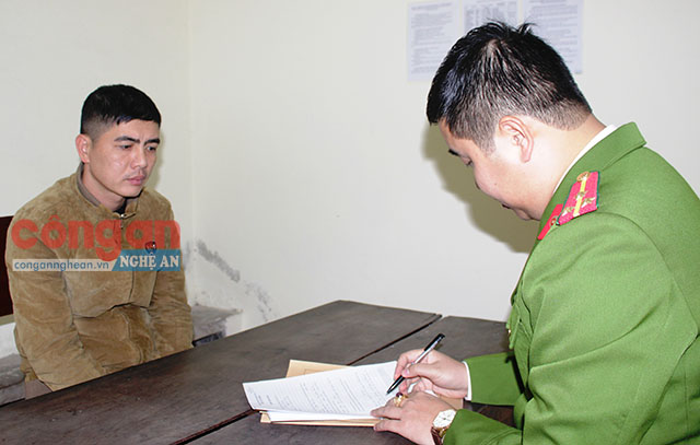 Cán bộ Đội Cảnh sát Hình sự làm việc với Nguyễn Nam Lâm