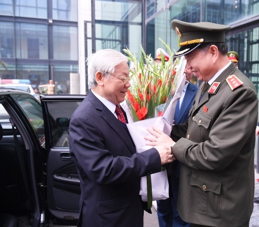 Bộ trưởng Tô Lâm tặng hoa Tổng Bí thư Nguyễn Phú Trọng.