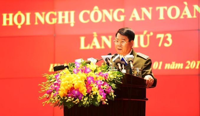 Thứ trưởng Bùi Văn Nam trình bày tóm tắt tình hình, kết quả công tác công an năm 2017.