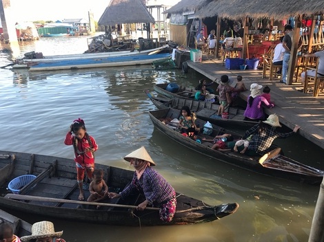 Một số người Việt dựa vào du khách để mưu sinh trên Biển Hồ.