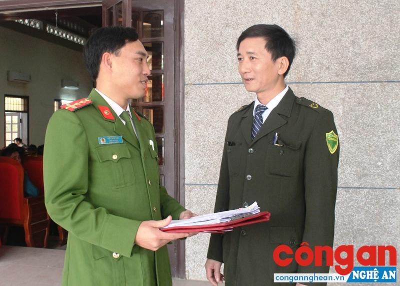 Đồng chí Thái Bá Hải trao đổi tình hình ANTT với chỉ huy Đội Xây dựng phong trào và Phụ trách xã Công an huyện Quỳnh Lưu