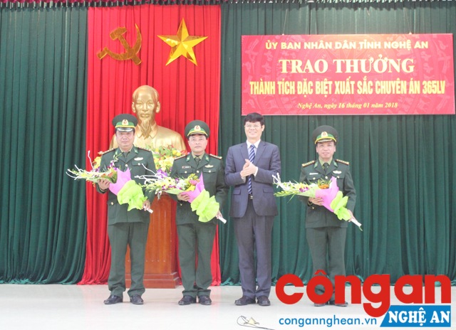 Đồng chí Lê Xuân Đại tặng hoa chúc mừng Ban chuyên án