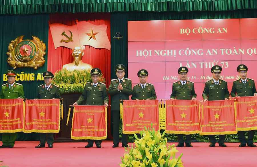 PGS TS Đại tá Nguyễn Hữu Cầu, Giám đốc Công an Nghệ An (thứ 3 từ phải sang) nhận Cờ Thi đua Chính phủ
