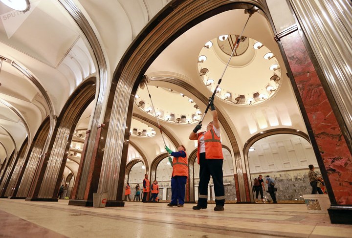 Các công nhân bảo dưỡng làm việc tại ga Mayakovskaya.