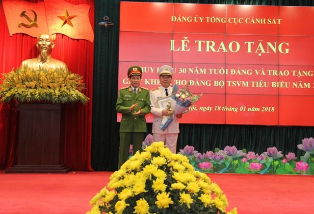 Thứ trưởng Lê Quý Vương trao Huy hiệu 30 năm tuổi Đảng tặng Trung tướng Trần Văn Vệ, Bí thư Đảng ủy, Quyền Tổng cục trưởng Tổng cục Cảnh sát.