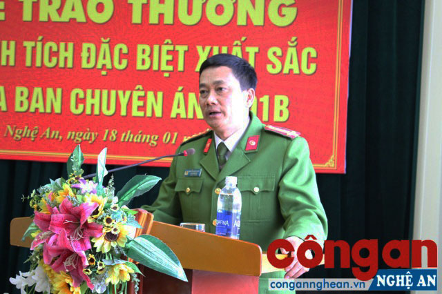 Đồng chí Đại tá Nguyễn Mạnh Hùng - Phó giám đốc Công an tỉnh biểu dương thành tích xuất sắc của Ban chuyên án 1401B
