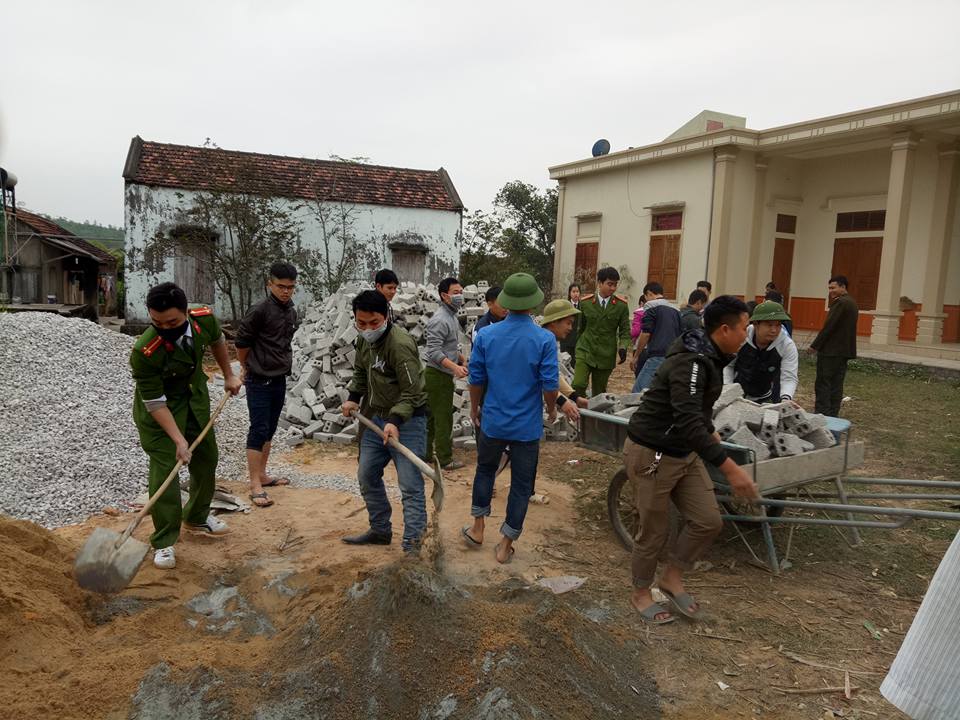 Công an huyện Quỳnh Lưu giúp dân trong xây dựng Nông thôn mới