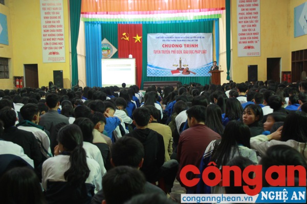 Toàn cảnh buổi tuyên truyền tại trường THPT Dân tộc nội trú Nghệ An