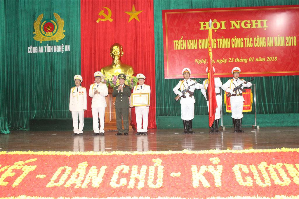 Thượng tướng Bùi Văn Nam trao Huân chương Bảo vệ Tổ quốc hạng  Nhì cho Phòng CSĐTP về ma túy