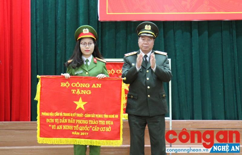 Đồng chí Thượng tướng Bùi Văn Nam trao Cờ thi đua của Bộ Công an cho Phòng Hậu cần và Trang bị kỹ thuật, Cảnh sát PC&CC tỉnh Nghệ An