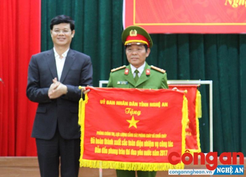 Đồng chí Lê Xuân Đại trao Cờ thi đua của UNBD tỉnh cho Phòng Chính trị Cảnh sát PC&CC tỉnh