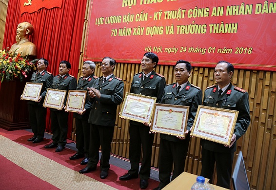 Trung tướng Lê Văn Minh trao Bằng khen cho các tập thể, cá nhân tại Hội thảo.