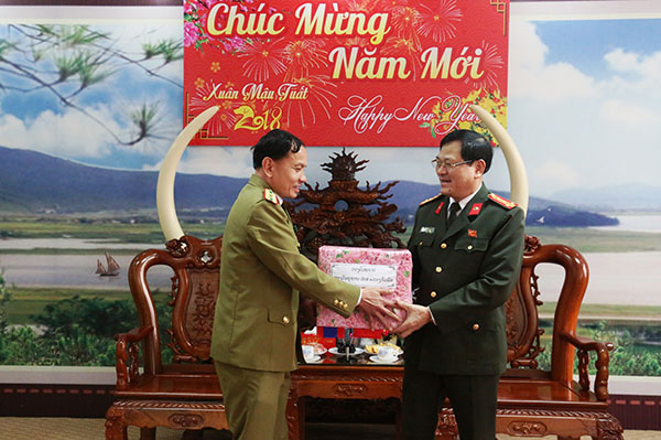 Đồng chí Đại tá Nguyễn Hữu Cầu - Giám đốc Công an tỉnh Nghệ An trân trọng cảm ơn tình cảm sâu sắc nhất tới đoàn công tác của Công an tỉnh Hủa Phăn
