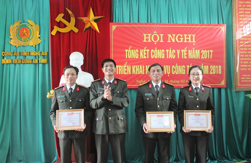 Thừa ủy quyền của Ban giám đốc Công an tỉnh, đồng chí Đại úy Nguyễn Sỹ Tài, Phó GĐ BV trao Giấy khen cho các cá nhân đạt danh hiệu chiến sĩ thi đua cơ sở